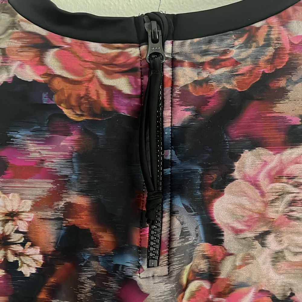 TORRID 2 Rash Guard Crop top - Picture 3 of 3